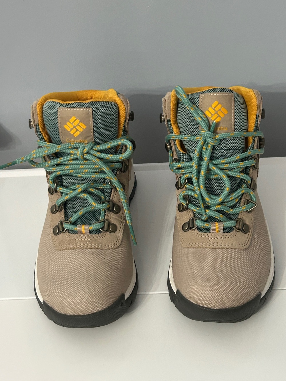 Columbia Women's Size 6 Newton Ridge Waterproof Hiking Boot Tan Teal Yellow